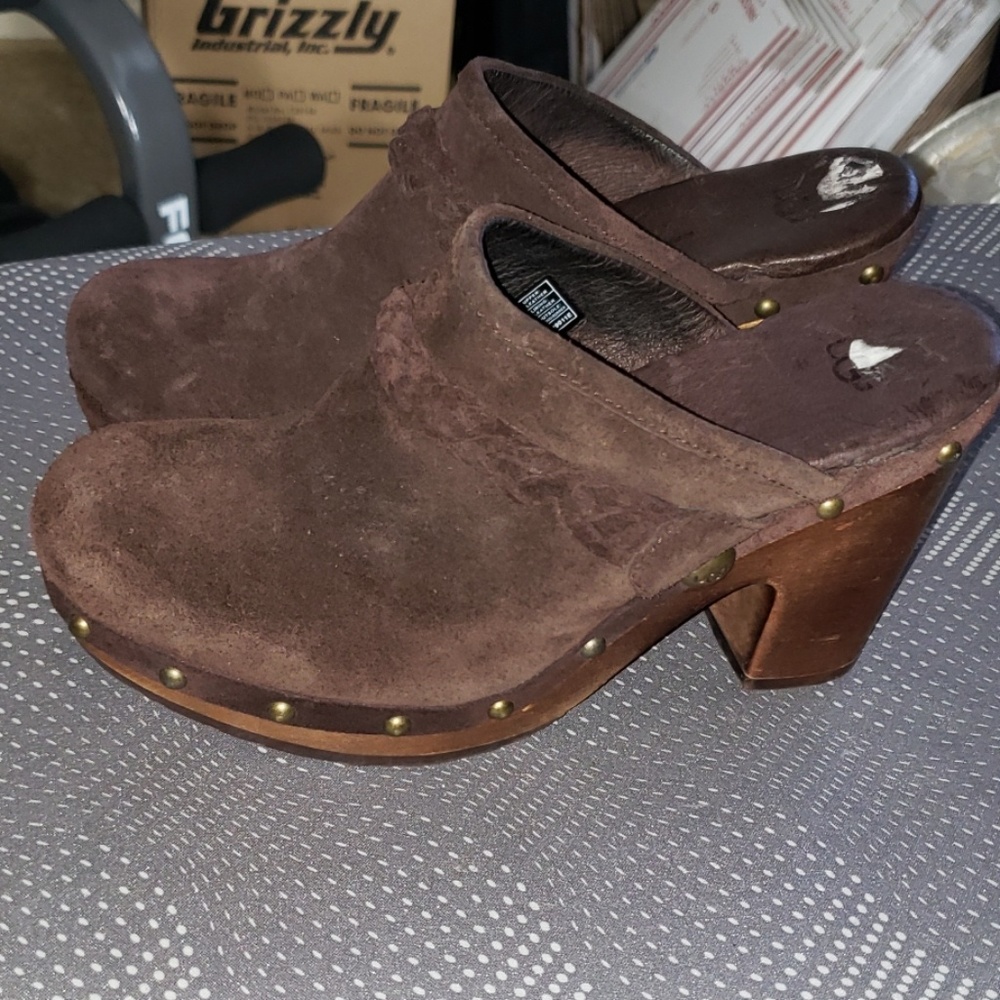 Size 7 ugg shoes